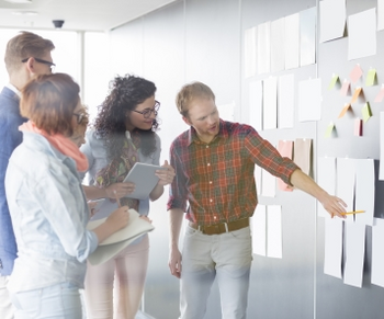 KNOLL Teamleiter erklärt Projekte im Büro